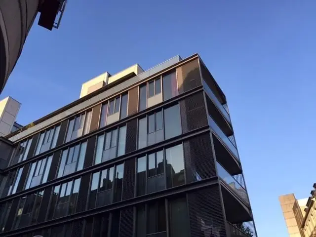 Fassade eines mehrgeschossigen Bürohauses mit Fensterbändern.