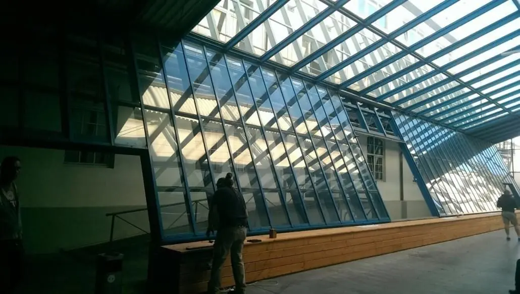 Glasdach eines Atriums während der Reinigung.