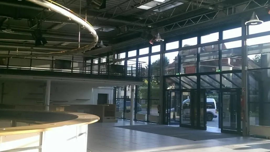 Große verglaste Halle mit Galerie nach der Reinigung.