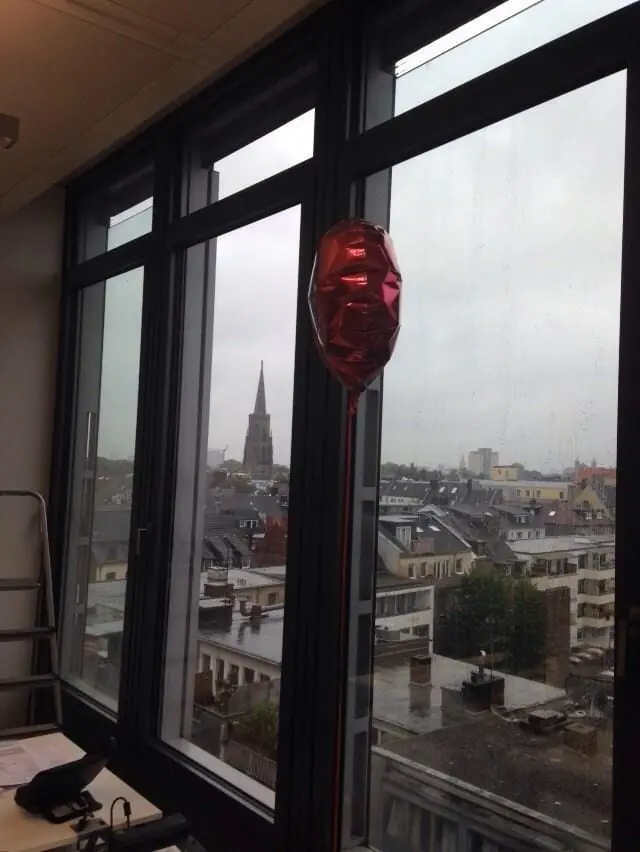 Hohe Fensterfront mit Blick über Köln.