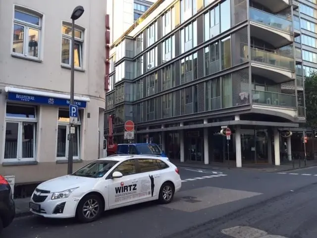 WIRTZ-Firmenwagen an einer Straße vor einem Geschäftshaus.