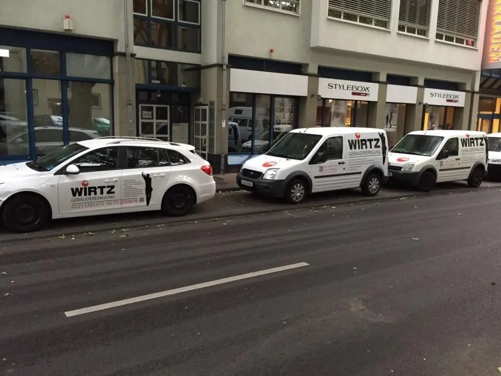 Drei WIRTZ-Firmenwagen hintereinander an der Straße.