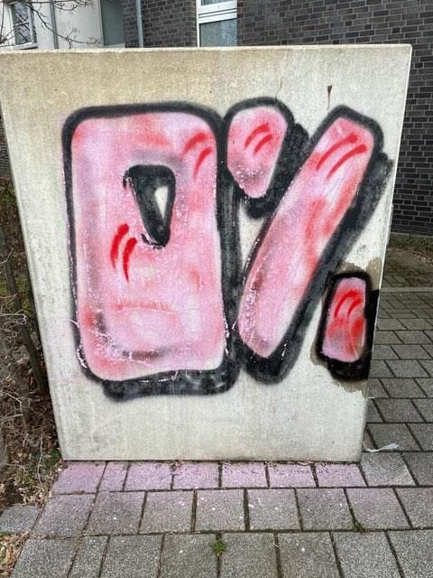 Vorher: Graffiti auf einem Betonblock