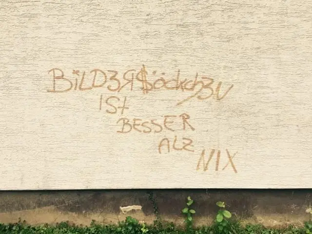 Vorher: Graffiti an einer Hauswand