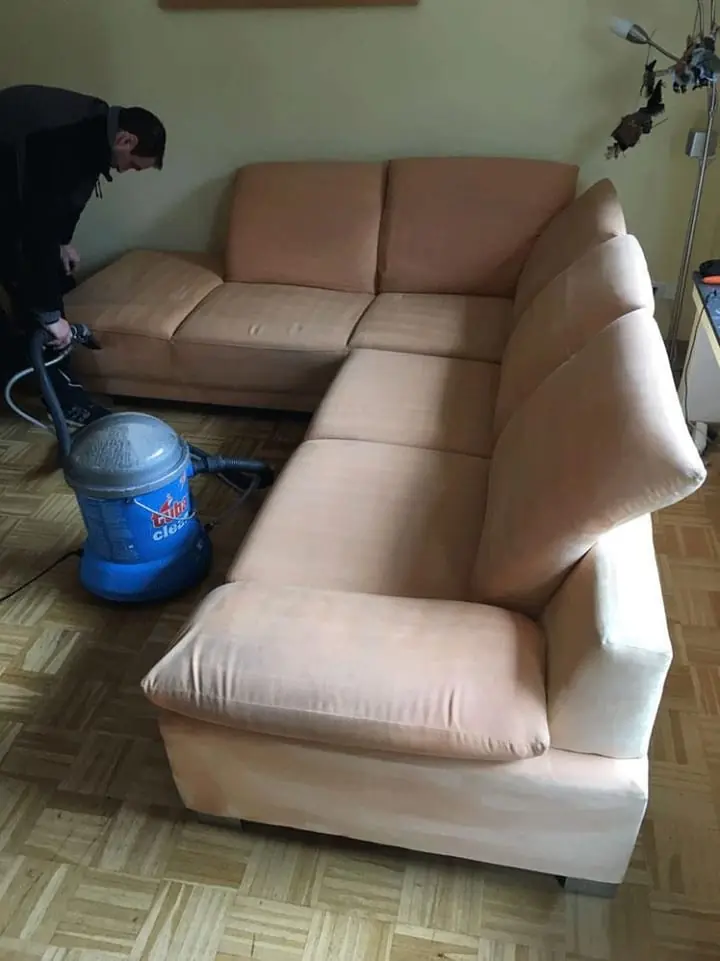 Ecksofa nach der Polsterreinigung.