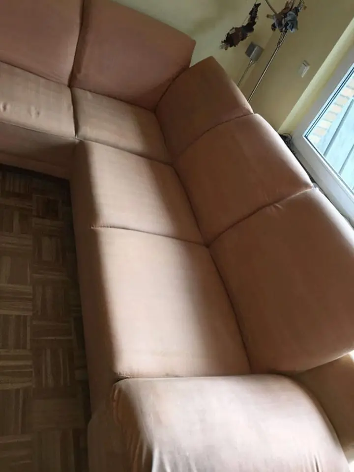 Ecksofa nach der Polsterreinigung, Detailansicht.