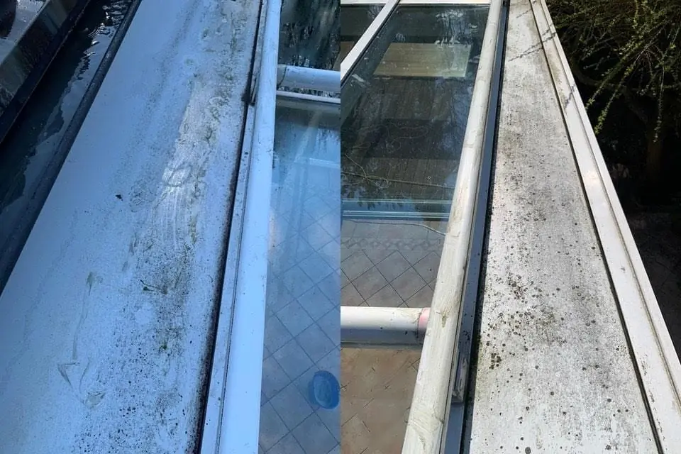 Vorher: verschmutzte Dachrinne und verschmutztes Glasdach eines Wintergartens, zwei Ansichten.